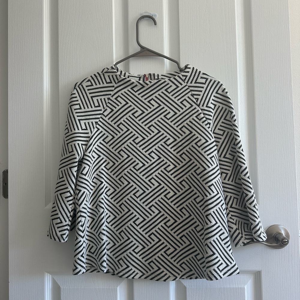 Beautiful sweater for work or a night out!